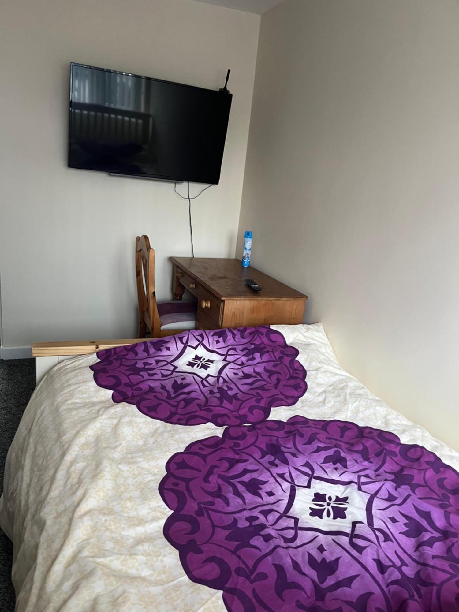 Self Contained Room, En-Suite With Separate Lockable Front Door, Located In An Exclusive Area Wednesbury Exterior photo